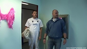 En Mogen Holländsk Kvinna Ägnar Sig Åt Sexuell Aktivitet Med Två Unga Män