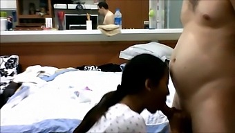 Những Người Đẹp Châu Á Thích Thú Với Nhau
