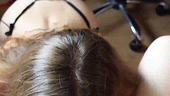 口の中に射精するまでフェラチオをしながら、あなたの男根と睾丸を舐めます。