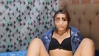 Một Nhà Giáo Dục Đề Nghị Điểm Đậu Để Đổi Lấy Một Cuộc Gặp Gỡ Tình Dục.