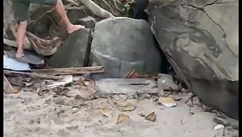 Una Fiesta En La Playa Se Convierte En Una Sesión De Sexo Grupal Salvaje