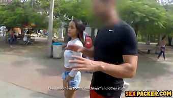 בחורה קטנה ויפה מקבלת את התחת שלה זיון על ידי מאמן Pt