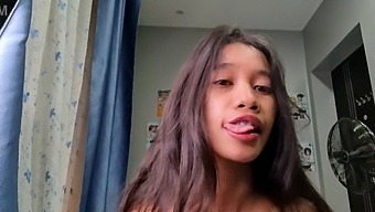 Một Người Phụ Nữ Á Đông Nhỏ Nhắn Với Thân Hình Nhỏ Nhắn