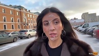 Une Rencontre Fortuite Mène À Une Branlette Et Une Fellation Sur Le Parking, Suivie D'Un Spectacle Public D'Éjaculation - Cumwalk