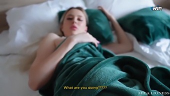 Il Pompino A Sorpresa Della Matrigna Milf E Una Sborrata In Faccia!