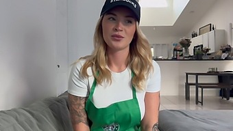 Barista Forfører En Fremmed Og Har Sex I Et Rollespil.
