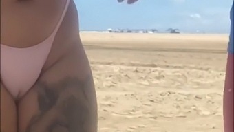 我到海边,遇到一个年轻人,我让他感受我的阴户,反之亦然